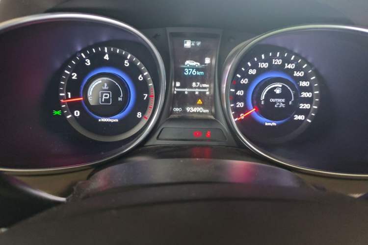 Used Hyundai Santa Fe 2015 2.4L Automatic All-Wheel Drive Smart Version 5 Seats Odometer Close Up