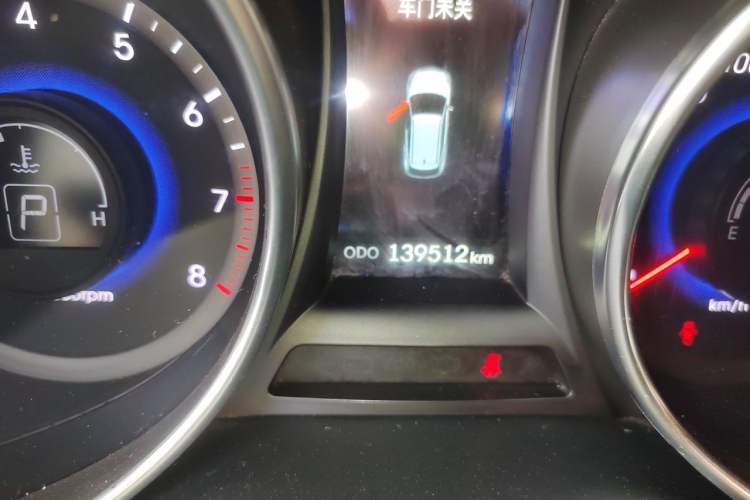 Used Hyundai Santa Fe 2015 2.0T Automatic All-Wheel Drive Smart Version 5 Seats Odometer Close Up