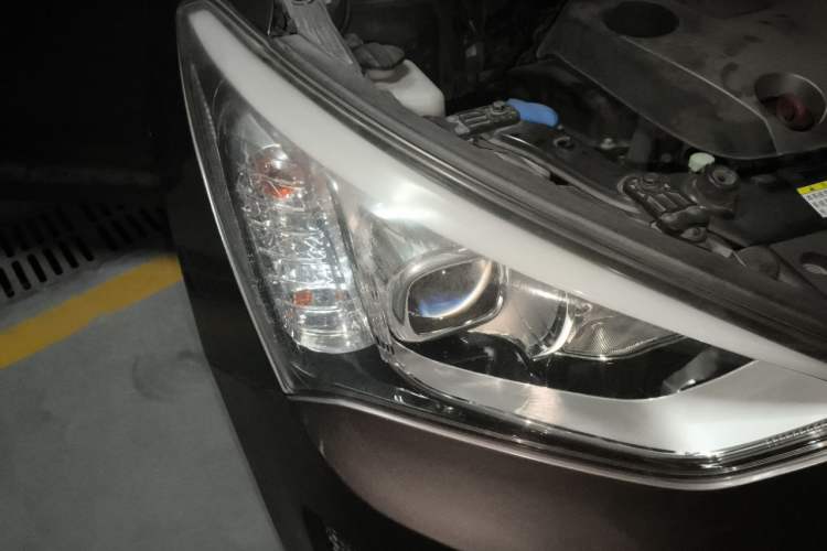 Used Hyundai Santa Fe 2015 2.0T Automatic Two-Wheel Drive Smart Version 5 Seats Right Front Headlight