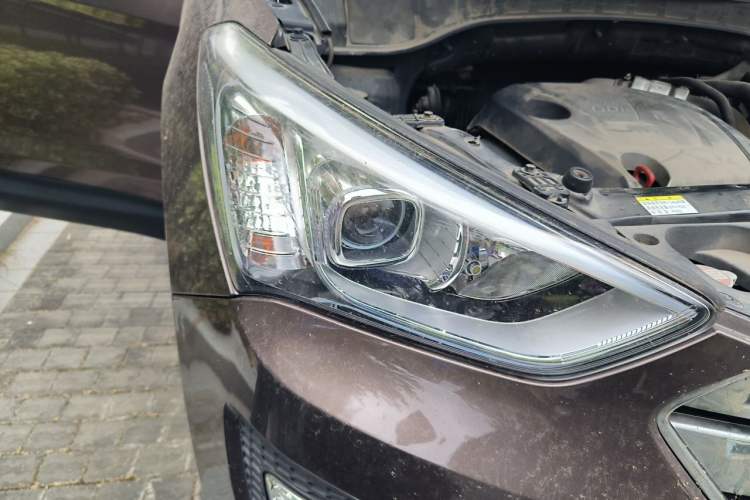 Used Hyundai Santa Fe 2015 2.0T Automatic Two-Wheel Drive Smart Version 5 Seats Right Front Headlight