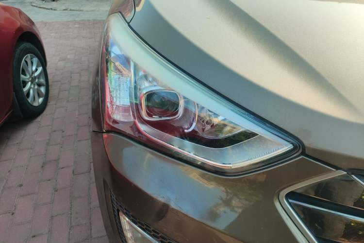 Used Hyundai Santa Fe 2015 2.4L Automatic Two-Wheel Drive Smart Version 5 Seats Right Front Headlight