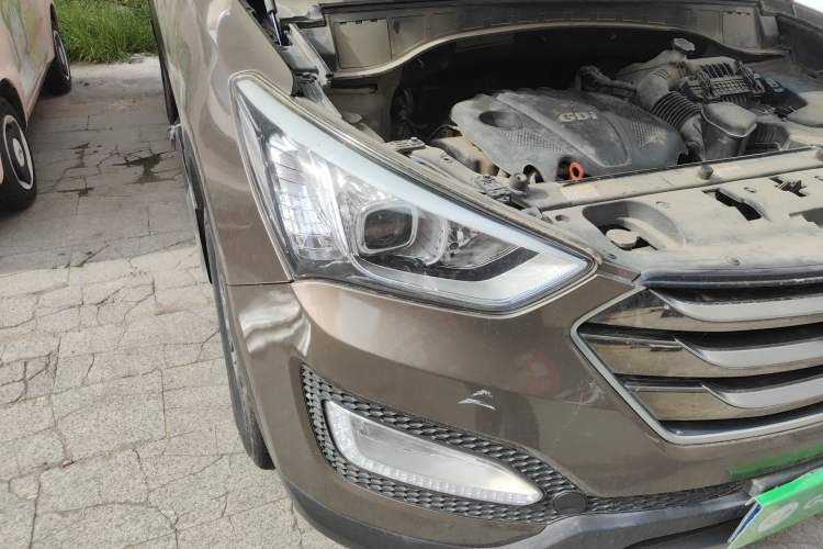 Used Hyundai Santa Fe 2015 2.4L Automatic Two-Wheel Drive Smart Version 5 Seats Right Front Headlight