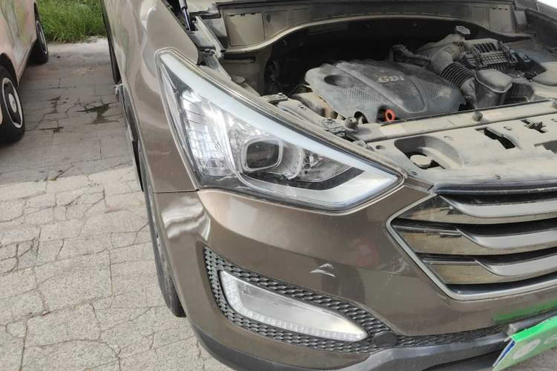 Used Hyundai Santa Fe 2015 2.4L Automatic Two-Wheel Drive Smart Version 5 Seats Right Front Headlight