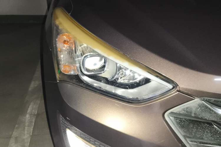 Used Hyundai Santa Fe 2015 2.0T Automatic All-Wheel Drive Smart Version 5 Seats Right Front Headlight