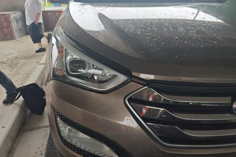 Used Hyundai Santa Fe 2015 2.4L Automatic All-Wheel Drive Smart Version 5 Seats Right Front Headlight