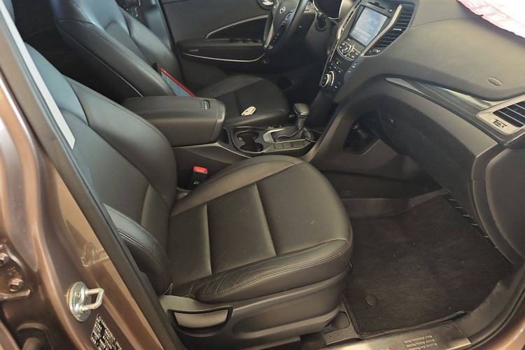 Used Hyundai Santa Fe 2015 2.0T Automatic All-Wheel Drive Smart Version 5 Seats Right Front Seat