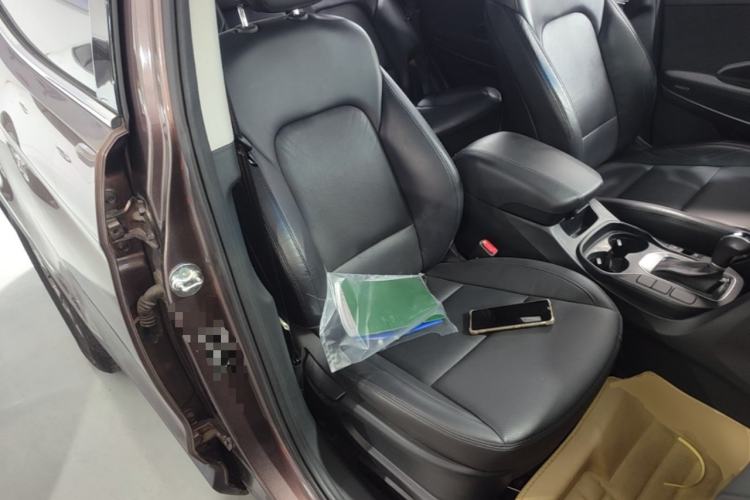 Used Hyundai Santa Fe 2015 2.0T Automatic Two-Wheel Drive Smart Version 5 Seats Right Front Seat
