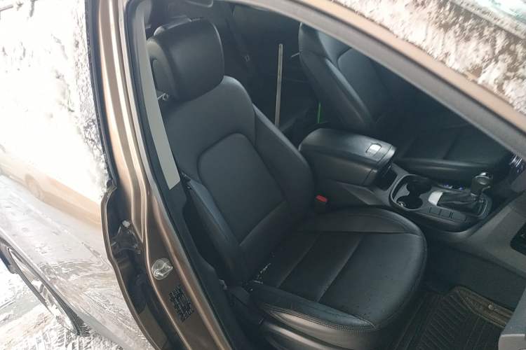 Used Hyundai Santa Fe 2015 2.4L Automatic All-Wheel Drive Smart Version 5 Seats Right Front Seat
