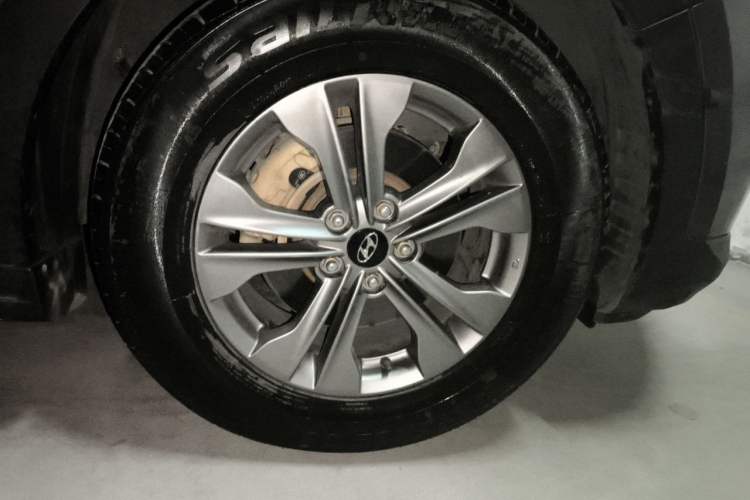 Used Hyundai Santa Fe 2015 2.0T Automatic Two-Wheel Drive Smart Version 5 Seats Right Front Wheel Hub