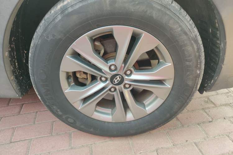 Used Hyundai Santa Fe 2015 2.4L Automatic Two-Wheel Drive Smart Version 5 Seats Right Front Wheel Hub