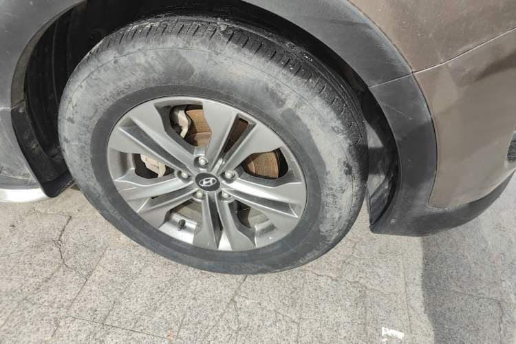 Used Hyundai Santa Fe 2015 2.4L Automatic Two-Wheel Drive Smart Version 5 Seats Right Front Wheel Hub
