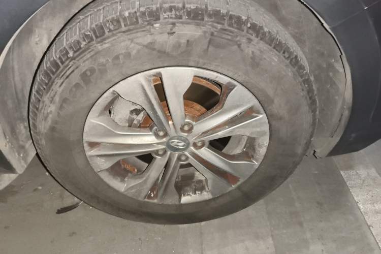 Used Hyundai Santa Fe 2015 2.0T Automatic All-Wheel Drive Smart Version 5 Seats Right Front Wheel Hub