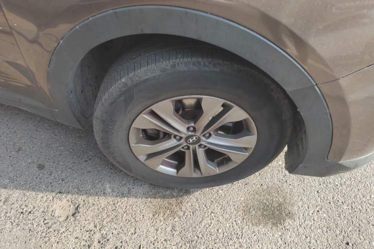 Used Hyundai Santa Fe 2015 2.0T Automatic All-Wheel Drive Smart Version 5 Seats Right Front Wheel Hub