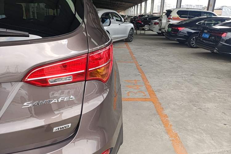 Used Hyundai Santa Fe 2015 2.4L Automatic All-Wheel Drive Smart Version 5 Seats Right Rear Taillight
