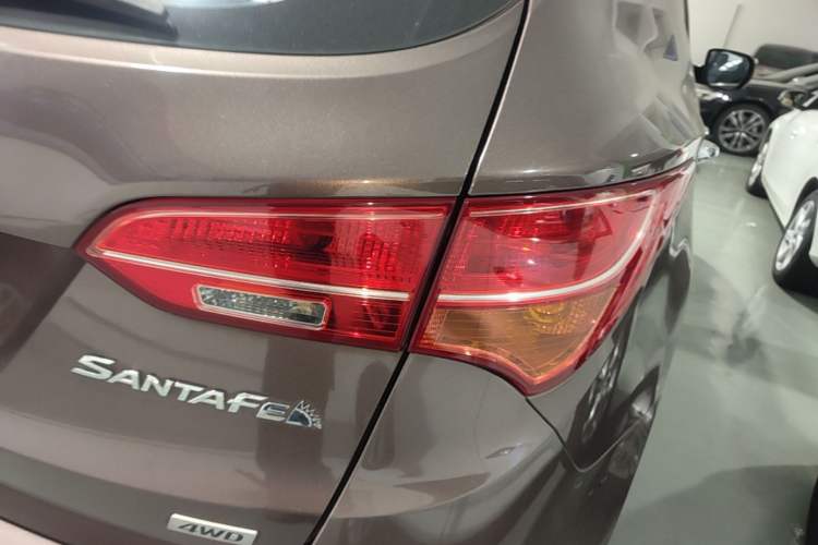 Used Hyundai Santa Fe 2015 2.0T Automatic Two-Wheel Drive Smart Version 5 Seats Right Rear Taillight