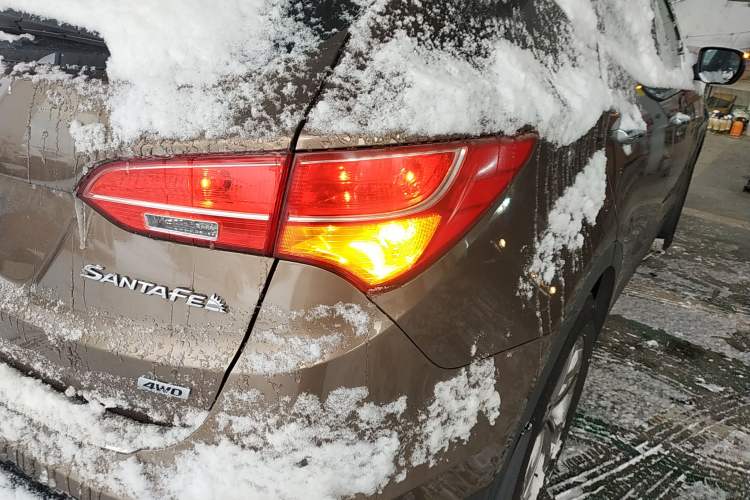 Used Hyundai Santa Fe 2015 2.4L Automatic All-Wheel Drive Smart Version 5 Seats Right Rear Taillight