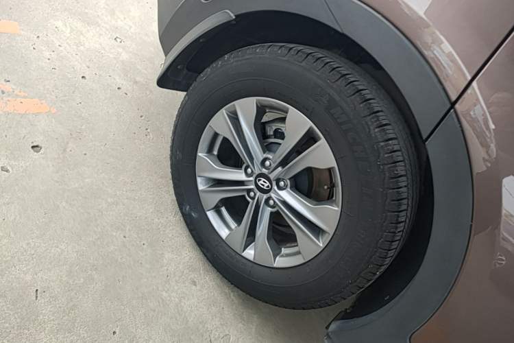 Used Hyundai Santa Fe 2015 2.4L Automatic All-Wheel Drive Smart Version 5 Seats Right Rear Wheel Hub
