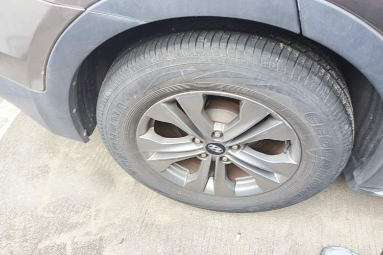 Used Hyundai Santa Fe 2015 2.0T Automatic 4x4 Smart 7-Seater Right Rear Wheel Hub