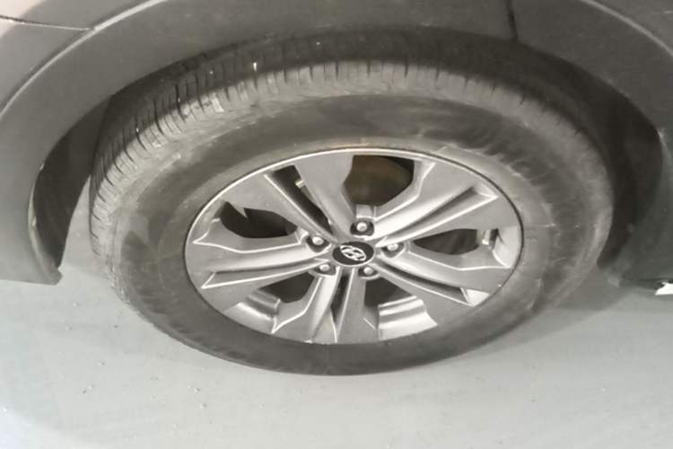 Used Hyundai Santa Fe 2015 2.0T Automatic Two-Wheel Drive Smart Version 5 Seats Right Rear Wheel Hub