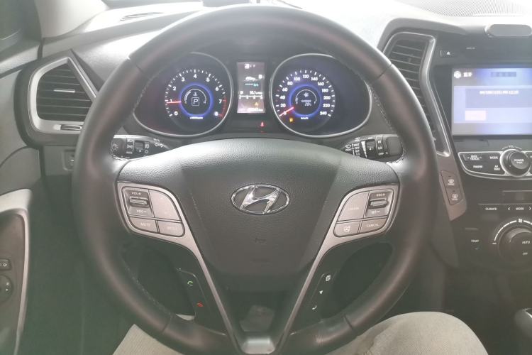 Used Hyundai Santa Fe 2015 2.4L Automatic All-Wheel Drive Smart Version 5 Seats Steering Wheel
