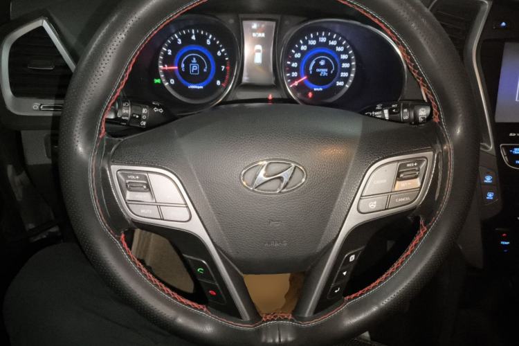 Used Hyundai Santa Fe 2015 2.0T Automatic Two-Wheel Drive Smart Version 5 Seats Steering Wheel