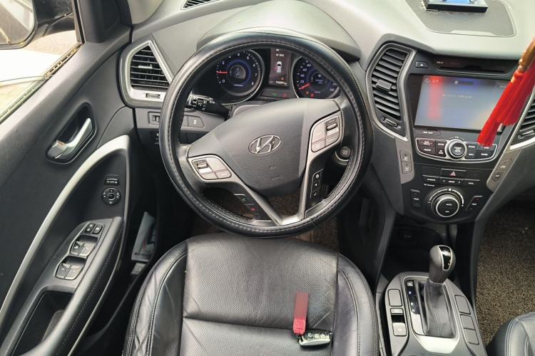 Used Hyundai Santa Fe 2015 2.0T Automatic Two-Wheel Drive Smart Version 5 Seats Steering Wheel