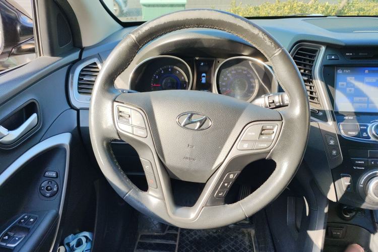 Used Hyundai Santa Fe 2015 2.4L Automatic Two-Wheel Drive Smart Version 5 Seats Steering Wheel