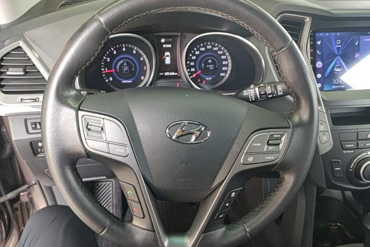Used Hyundai Santa Fe 2015 2.4L Automatic All-Wheel Drive Smart Version 5 Seats Steering Wheel