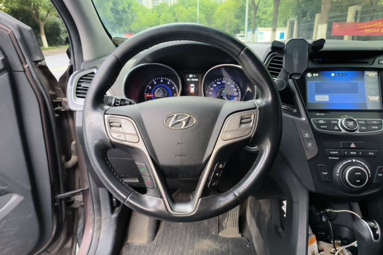 Used Hyundai Santa Fe 2015 2.0T Automatic Two-Wheel Drive Smart Version 5 Seats Steering Wheel