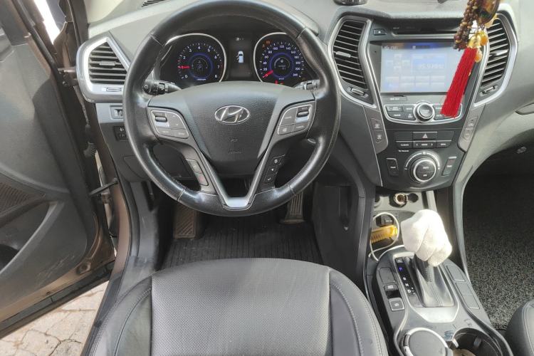 Used Hyundai Santa Fe 2015 2.4L Automatic Two-Wheel Drive Smart Version 5 Seats Steering Wheel
