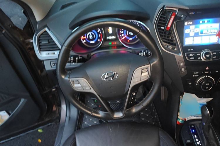 Used Hyundai Santa Fe 2015 2.4L Automatic Two-Wheel Drive Smart Version 5 Seats Steering Wheel