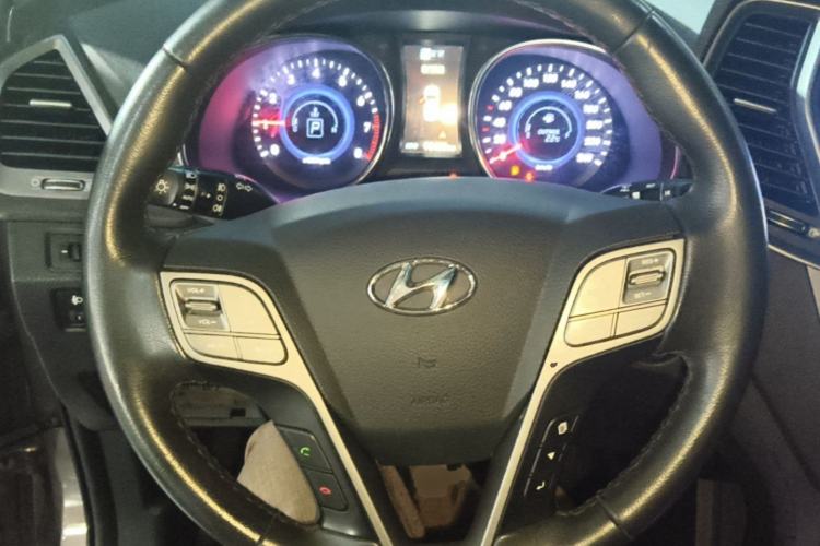 Used Hyundai Santa Fe 2015 2.0T Automatic Two-Wheel Drive Smart Version 5 Seats Steering Wheel