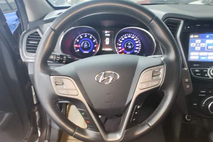 Used Hyundai Santa Fe 2015 2.0T Automatic Two-Wheel Drive Smart Version 5 Seats Steering Wheel
