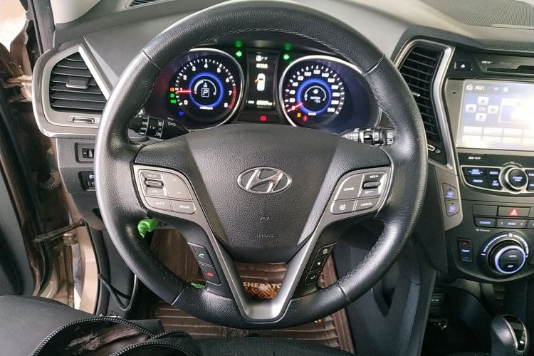 Used Hyundai Santa Fe 2015 2.4L Automatic All-Wheel Drive Smart Version 5 Seats Steering Wheel