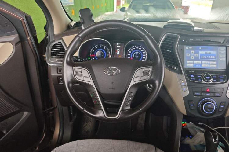 Used Hyundai Santa Fe 2015 2.4L Automatic All-Wheel Drive Smart Version 5 Seats Steering Wheel