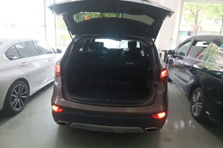 Used Hyundai Santa Fe 2015 2.4L Automatic All-Wheel Drive Smart Version 5 Seats Trunk