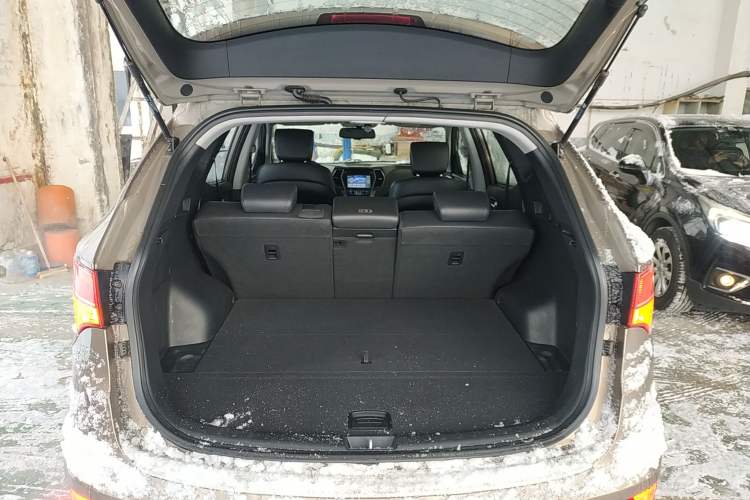 Used Hyundai Santa Fe 2015 2.4L Automatic All-Wheel Drive Smart Version 5 Seats Trunk