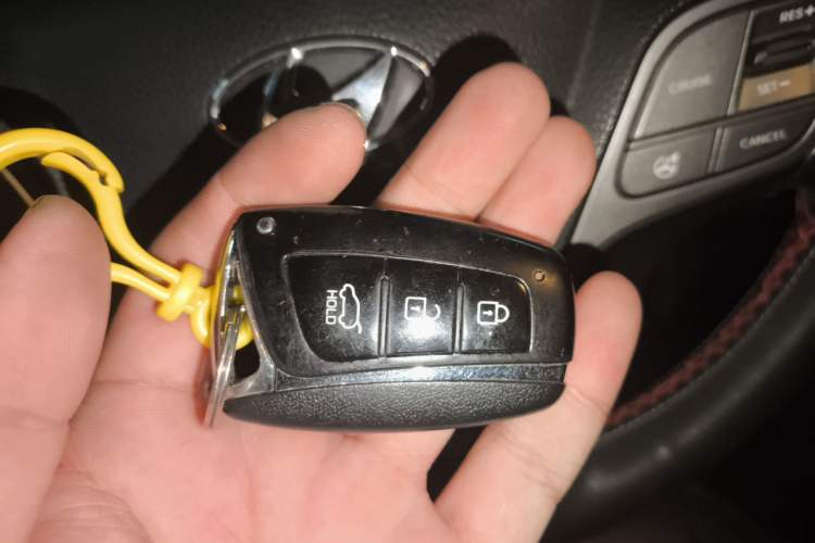 Used Hyundai Santa Fe 2015 2.0T Automatic Two-Wheel Drive Smart Version 5 Seats Vehicle Key