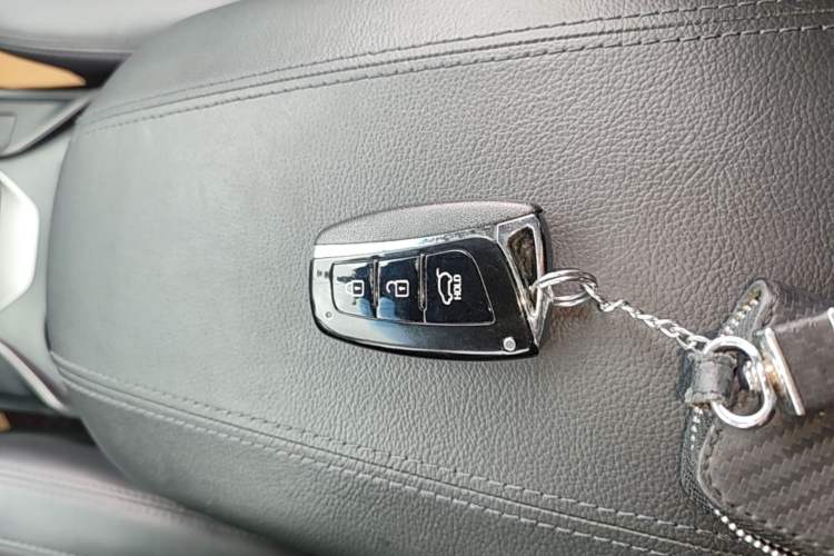 Used Hyundai Santa Fe 2015 2.0T Automatic Two-Wheel Drive Smart Version 5 Seats Vehicle Key