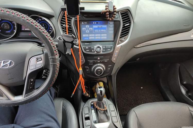 Used Hyundai Santa Fe 2015 2.0T Automatic 4x4 Smart 7-Seater Audio And AC Panel