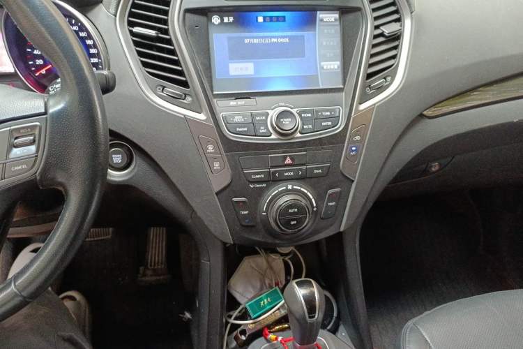 Used Hyundai Santa Fe 2015 2.4L Automatic Two-Wheel Drive Smart Version 5 Seats Audio And AC Panel