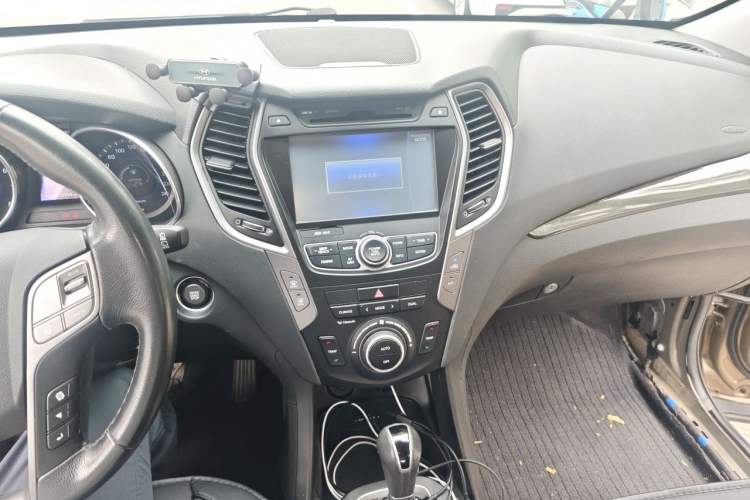 Used Hyundai Santa Fe 2015 2.0T Automatic All-Wheel Drive Smart Version 5 Seats Audio And AC Panel