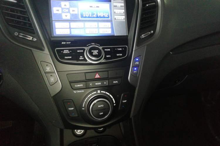 Used Hyundai Santa Fe 2015 2.0T Automatic All-Wheel Drive Smart Version 5 Seats Audio And AC Panel