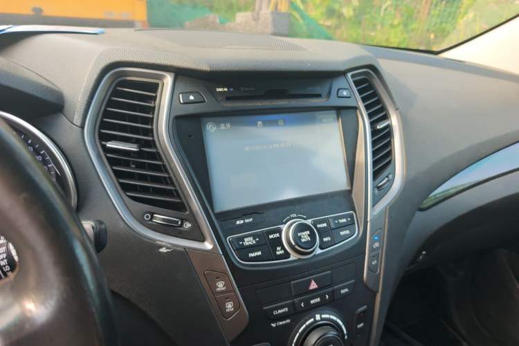 Used Hyundai Santa Fe 2015 2.0T Automatic All-Wheel Drive Smart Version 5 Seats Audio And AC Panel