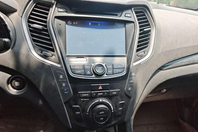 Used Hyundai Santa Fe 2015 2.0T Automatic 4x4 Smart 7-Seater Audio And AC Panel