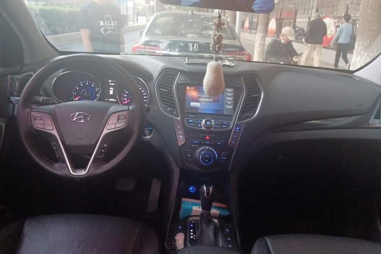 Used Hyundai Santa Fe 2015 2.0T Automatic 4x4 Top-Grade 7-Seater Center Console