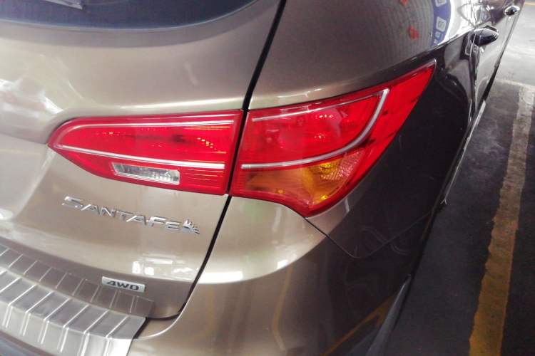 Used Hyundai Santa Fe 2015 2.0T Automatic All-Wheel Drive Smart Version 5 Seats Exterior 6