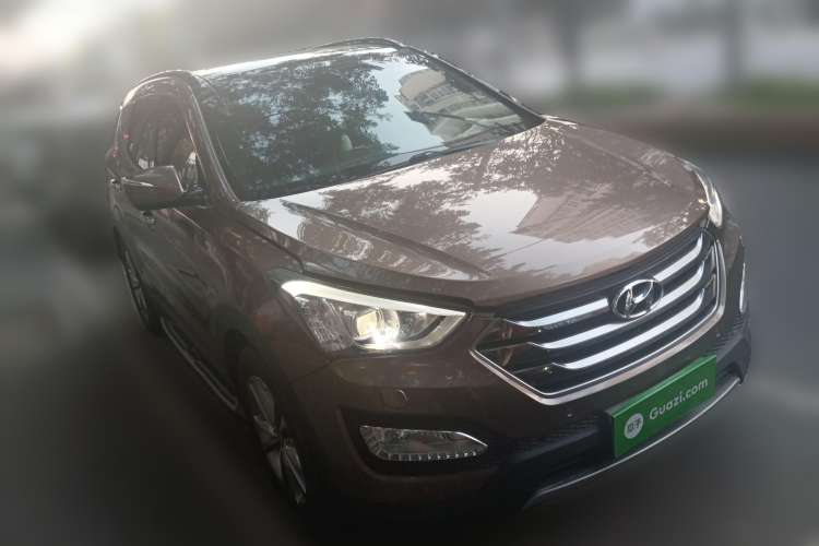 Used Hyundai Santa Fe 2015 2.0T Automatic 4x4 Top-Grade 7-Seater Front Right 45 Deg