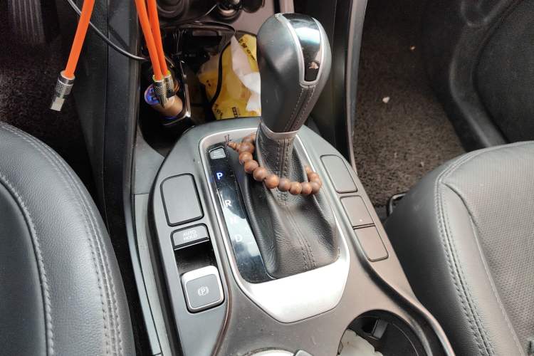Used Hyundai Santa Fe 2015 2.0T Automatic 4x4 Smart 7-Seater Gear Lever