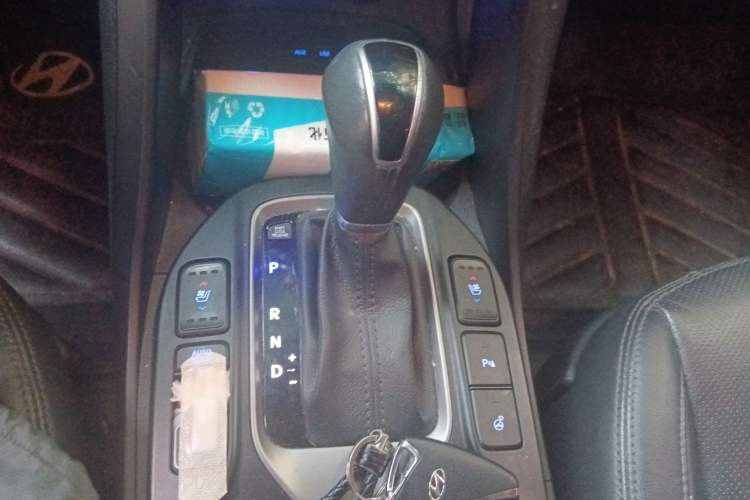 Used Hyundai Santa Fe 2015 2.0T Automatic 4x4 Top-Grade 7-Seater Gear Lever